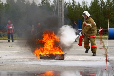 Surgut Gres-2. Bölüm #134 yangın söndürme. Surgut, Rusya Federasyonu. 09/11/2014. Emanet ateş. Yangın söndürme. Yangın söndürme yarışmalara aşamaları.