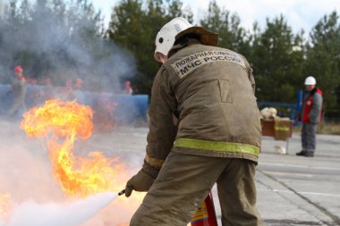 Surgut Gres-2. Bölüm-134 yangın söndürme. Surgut, Rusya Federasyonu. 09/18/2015. Emanet ateş. Yangın söndürme. Yangın söndürme yarışmalara aşamaları.