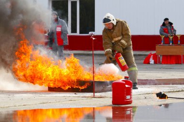 Surgut Gres-2. Bölüm-134 yangın söndürme. Surgut, Rusya Federasyonu. 09/18/2015. Emanet ateş. Yangın söndürme. Yangın söndürme yarışmalara aşamaları.