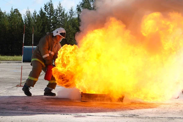 スルグト Gres 消防一部 134 スルグト ロシア 2013 火災安全 火を消した 消防の大会の段階 — ストック写真