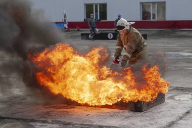 Surgut Gres-2. Bölüm-134 yangın söndürme. Surgut, Rusya Federasyonu. 09/19/2018. Emanet ateş. Yangın söndürme. Yangın söndürme yarışmalara aşamaları.
