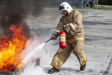 Surgut Gres-2. Bölüm-134 yangın söndürme. Surgut, Rusya Federasyonu. 09/19/2018. Emanet ateş. Yangın söndürme. Yangın söndürme yarışmalara aşamaları.