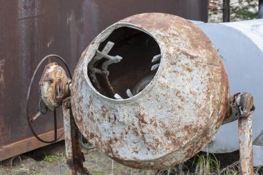 Açık havada eski, harap Beton Mikser.