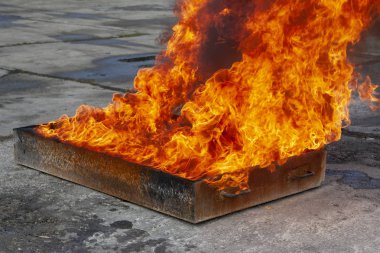 Su ile bir metal kutu içinde yanan bir alev.