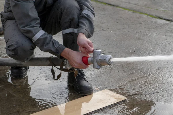 Vigili Del Fuoco Spruzzare Acqua Durante Esercizio Formazione — Foto Stock