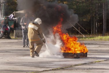 İtfaiyeci mangal büyük bir yangında ile eğitim sırasında.