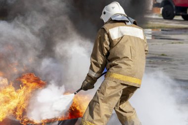 İtfaiyeci mangal büyük bir yangında ile eğitim sırasında.