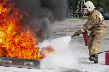 İtfaiyeci mangal büyük bir yangında ile eğitim sırasında.