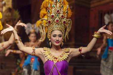Pattaya, Tayland, 03/22/2014. Folklor topluluğu performansını. Taylandlı kız ve erkekler dans ediyor. Halka açık.
