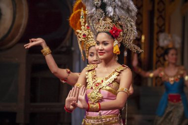 Pattaya, Tayland, 03/22/2014. Folklor topluluğu performansını. Taylandlı kız ve erkekler dans ediyor. Halka açık.