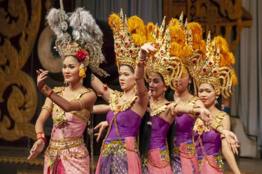 Pattaya, Tayland, 03/22/2014. Folklor topluluğu performansını. Taylandlı kız ve erkekler dans ediyor. Halka açık.