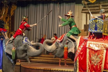 Pattaya, Tayland, 03/22/2014. Folklor topluluğu performansını. Filler savaş sahne. Halka açık.