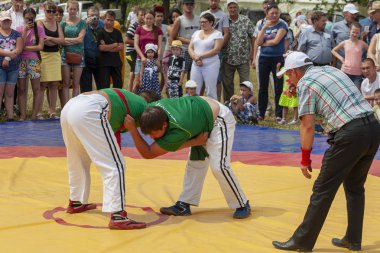 Ufa, Rusya, 9 Temmuz 2016: Sabantuy Aç alanında, Ulusal Güreş kuresh. Sabantuy bahar saha çalışması Tatarları ve Bashkirs için sonu yıllık Ulusal Bayramı olduğunu.