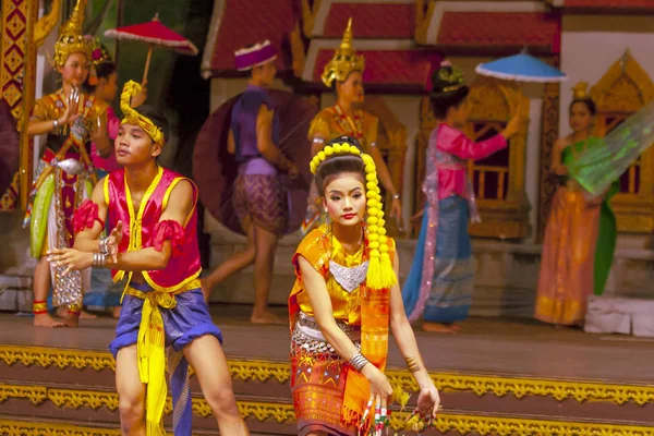 Pattaya Thailand 2014 Performance Folklore Troupe Thai Girls Guys Dancing — Stock Photo, Image