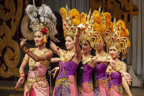 Pattaya Thailand 2014 Performance Folklore Troupe Thai Girls Guys Dancing — Stock Photo, Image