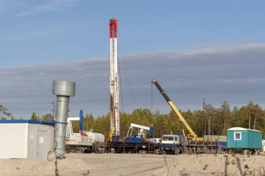 Sibirya'da bir petrol sahası üzerinde çalışmak.