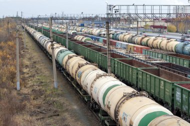 Surgut, Rusya Federasyonu. 10/04/2018. Surgut şehir tren istasyonu. Demiryolu tren izleri gidiyor.