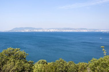 Yüksek kıyıdan mavi deniz görünümü.