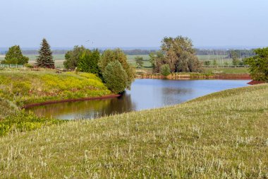 Bozkır ve tepeler arasında bir su birikintisi
