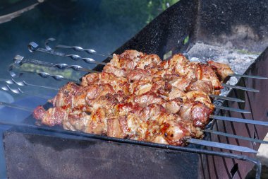 Şiş kebap ızgarada pişmiş