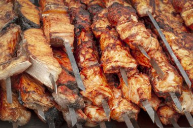 Balık bir tepsi üzerinde hazır Barbekü