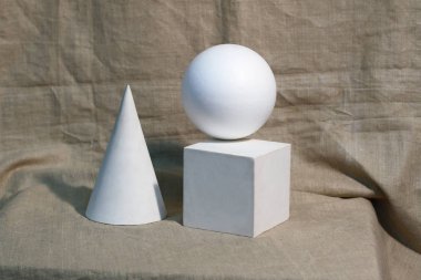 Alçı çizim için gelen geometrik figürler ile eğitim natürmort.