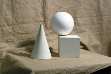 Alçı çizim için gelen geometrik figürler ile eğitim natürmort.