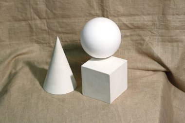 Alçı çizim için gelen geometrik figürler ile eğitim natürmort.