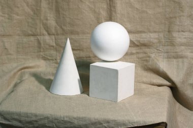 Alçı çizim için gelen geometrik figürler ile eğitim natürmort.