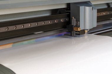 Kesici plotter yakın çekim. Bir vinil film kesme işlemi.