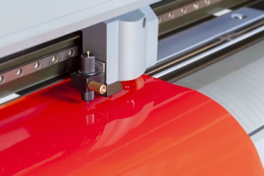 Kesici plotter yakın çekim. Bir vinil film kesme işlemi.