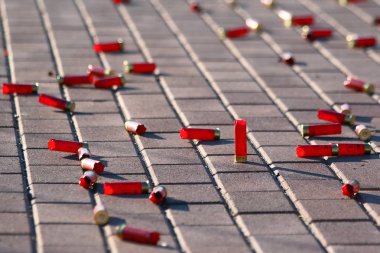 Surgut, Rusya Federasyonu, 09/26/2015.Amateur yarışmalar kil hedefleri uçmayı çekim. Avcılık kartuşları arka plan olarak dağılmış.