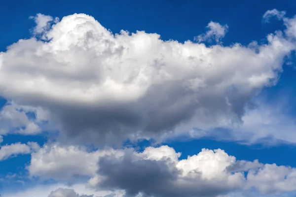 Langit Biru Dengan Awan Sebagai Latar Belakang — Stok Foto