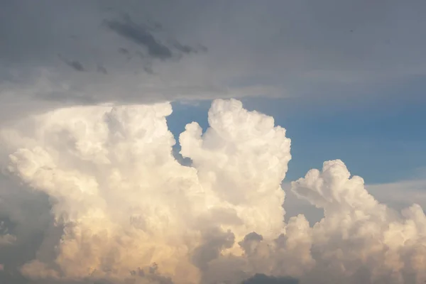 Cumulus Awan Langit Malam Terlihat Dramatis — Stok Foto