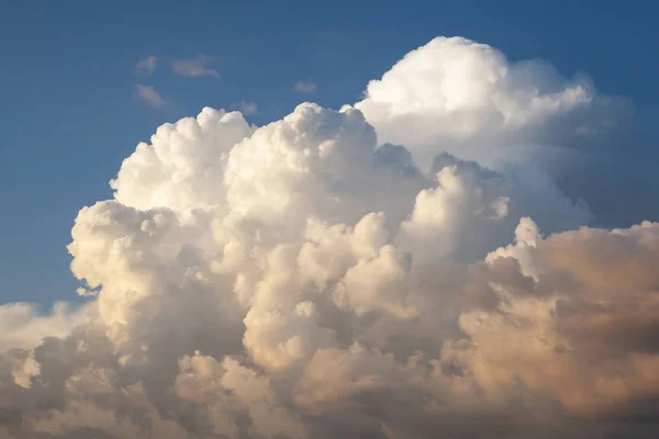 Cumulus Awan Langit Malam Cumulus Memiliki Pandangan Aneh — Stok Foto