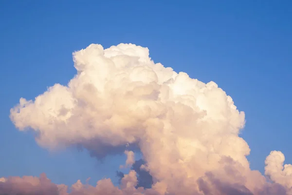 Awan Cumulus Dibentuk Dengan Cara Yang Fantastis — Stok Foto