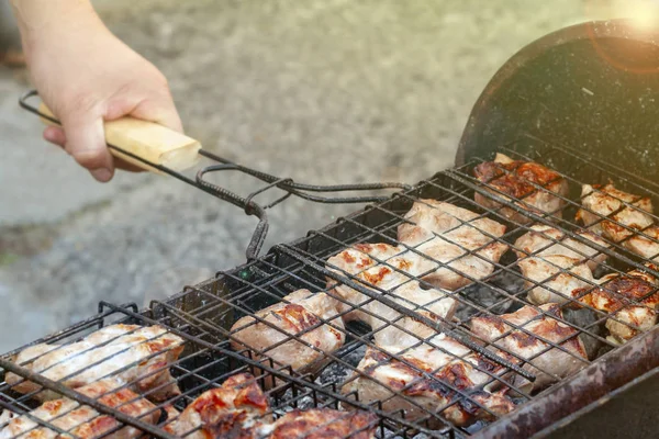 Gitter Mit Grill Der Hand — Stockfoto