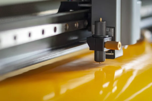 Kesici plotter yakın çekim. Bir vinil film kesme işlemi.
