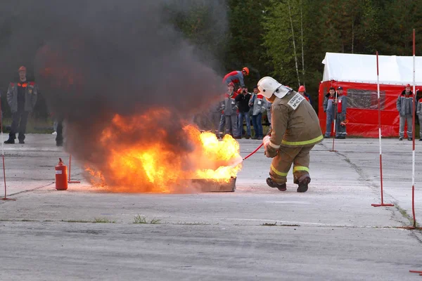 スルグト Gres 134 を消火してください スルグト ロシア 2013 火災安全 消火活動します 消防大会の段階 — ストック写真