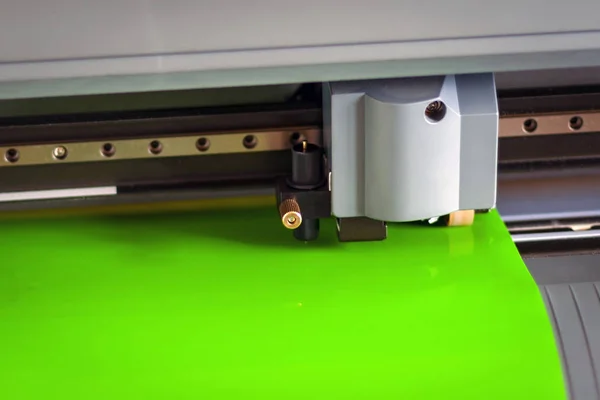 Kesici plotter yakın çekim. Bir vinil film kesme işlemi.