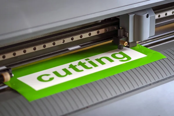 Kesici plotter yakın çekim. Bir vinil film kesme işlemi.