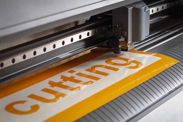 Kesici plotter yakın çekim. Bir vinil film kesme işlemi.