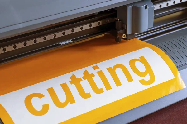 Kesici plotter yakın çekim. Bir vinil film kesme işlemi.