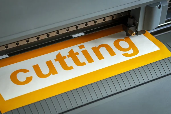 Kesici plotter yakın çekim. Bir vinil film kesme işlemi.