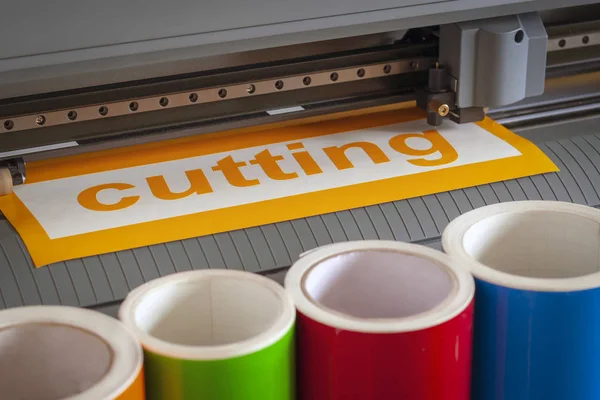 Kesici plotter yakın çekim. Bir vinil film kesme işlemi.