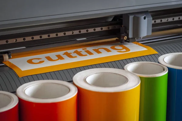 Kesici plotter yakın çekim. Bir vinil film kesme işlemi.