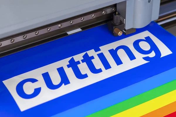 Kesici plotter yakın çekim. Bir vinil film kesme işlemi.