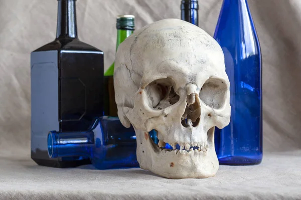 Cráneo Fondo Botellas Alcohol Concepto Nocividad Del Alcohol Muerte Por — Foto de Stock