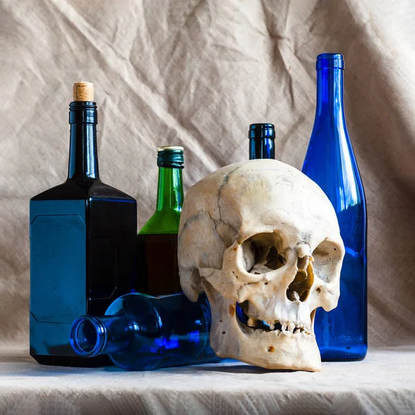 Cráneo Fondo Botellas Alcohol Concepto Nocividad Del Alcohol Muerte Por — Foto de Stock