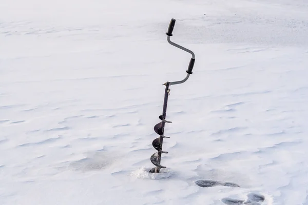 Τρυπάνι Για Χειμερινό Ψάρεμα Κολλήσει Στον Πάγο — Φωτογραφία Αρχείου